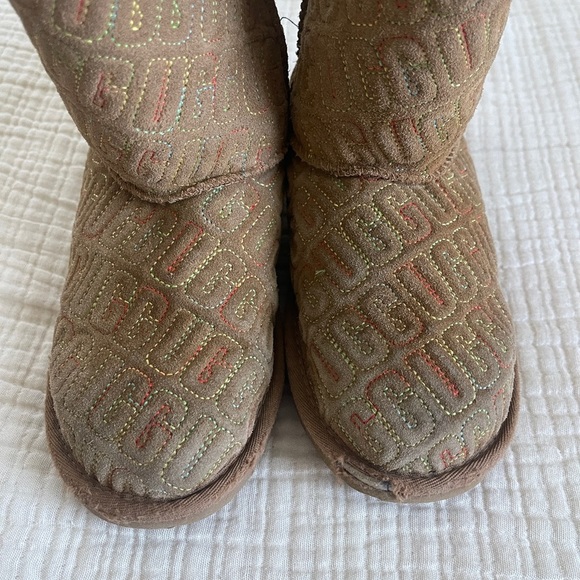 UGG Classic II Graphic Stitch Leather Kids' Short Boot for boy or girl. Size: 1 - Picture 2 of 9